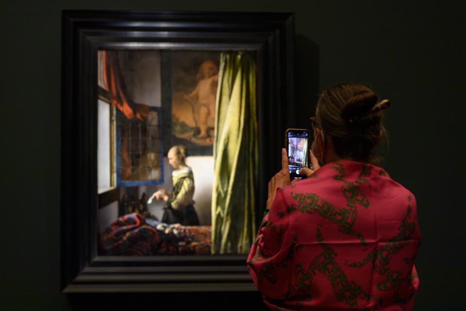 "Brieflesendes Mädchen am offenen Fenster" von 1657–1659 in der Ausstellung "Johannes Vermeer. Vom Innehalten" in der Gemäldegalerie Alte Meister Dresden