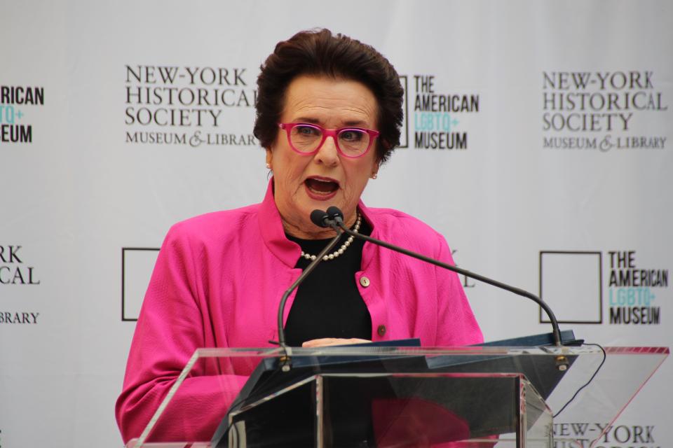 Die ehemalige Tennisspielerin Billie Jean King spricht bei der Grundsteinlegung für das LGBTQ+-Museum. Das Museum in New York soll die Geschichten von Lesben, Schwulen, Bisexuellen, Trans-Menschen, queeren Menschen und weiteren, die sich zugehörig fühlen, erzählen