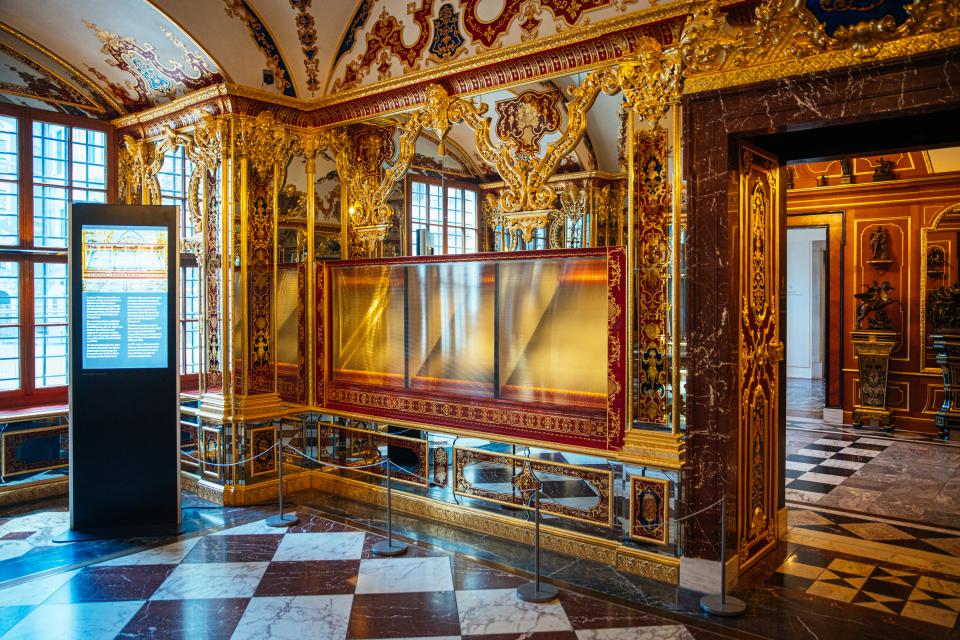 Die ausgeraubte Vitrine im Juwelenzimmer des Historischen Grünen Gewölbes im Residenzschloss in Dresden