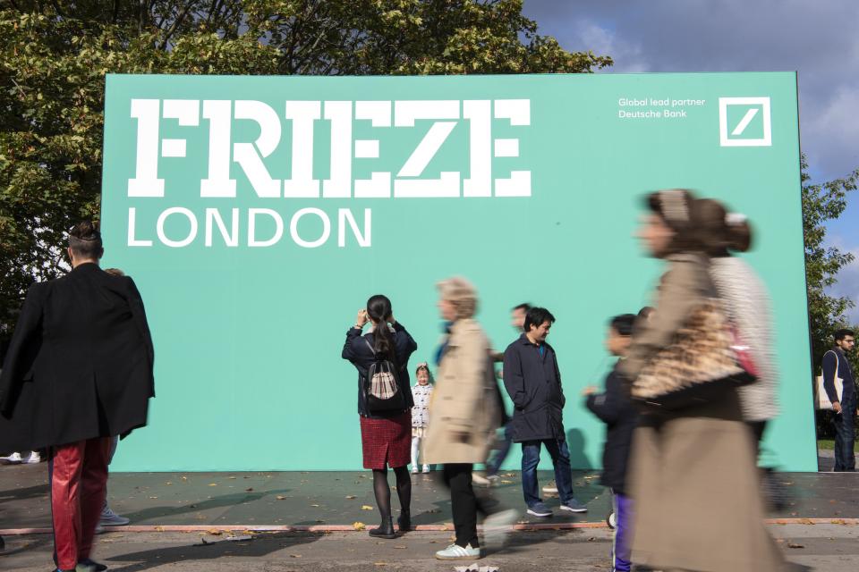 Plakatwand der Kunstmesse Frieze in London