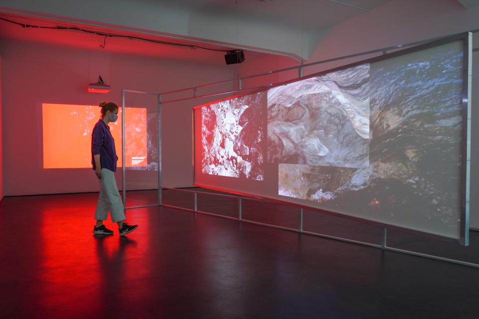 Eine Besucherin steht in der Berliner Galerie Alexander Levy vor einer Video-Installation der Künstlerin Su Yu Hsin