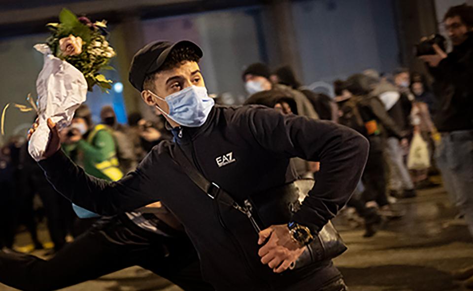 Diese Idee ist möglicherweise beim Banksy-Googeln entstanden: Ein Demonstrant wirft - offenbar inspiriert von einem berühmten Banksy-Motiv - im Februar in Barcelona einen Blumenstrauß gegen eine Polizeistation
