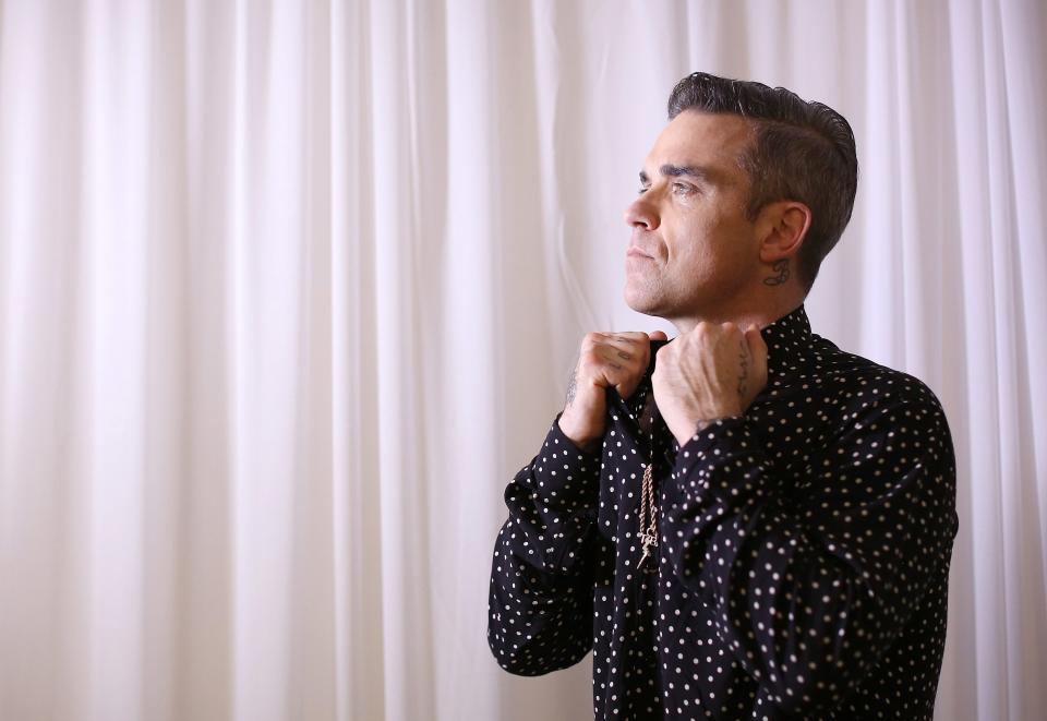 Der britische Musikstar Robbie Williams besitzt eine große private Kunstsammlung und verkauft drei seiner Banksy-Werke