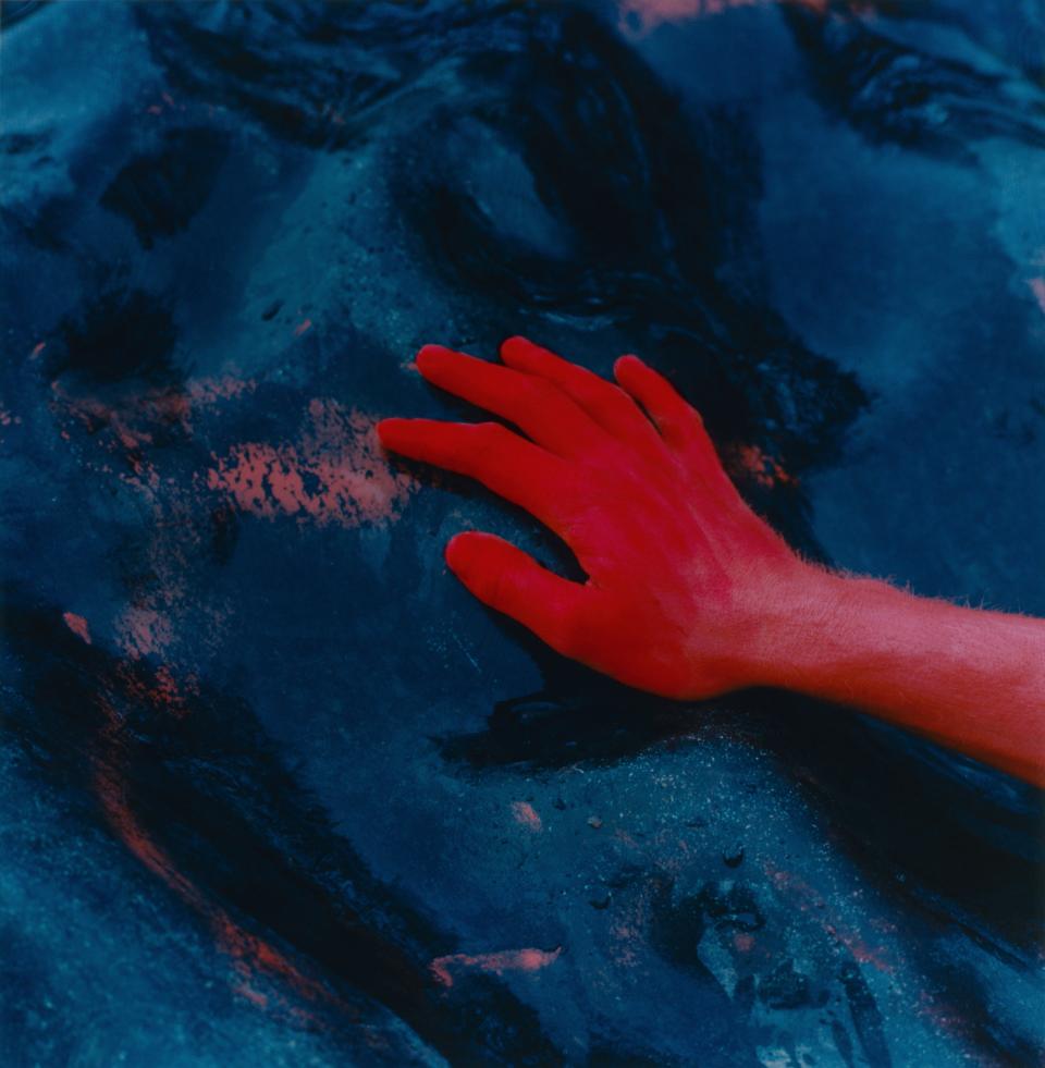 Alexander Gehring "Hand", 2018; Analog C-Print aus der Serie "The Alchemy of Colour"