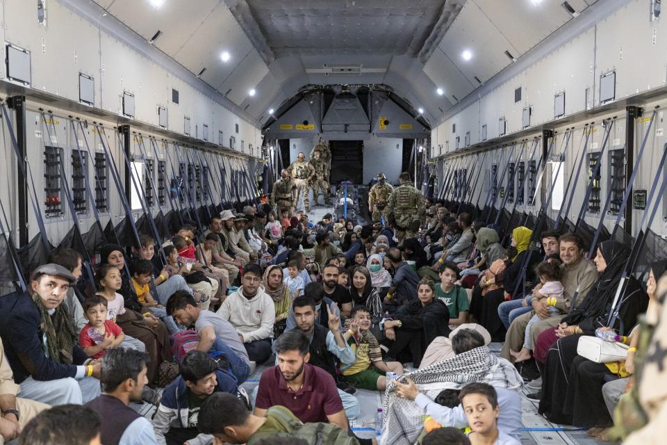 Menschen, die aus Kabul ausgeflogen worden sind, sitzen im August 2021 auf dem Boden eines Airbus A400 M der Bundeswehr. Noch immer warten jedoch viele Afghaninnen und Afghanen auf Ausreise 