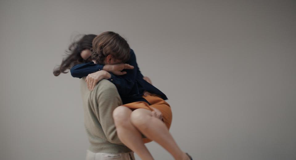 Milan Herms (l) und Sophie Rois in einer Szene des Films "A E I O U - Das schnelle Alphabet der Liebe"
