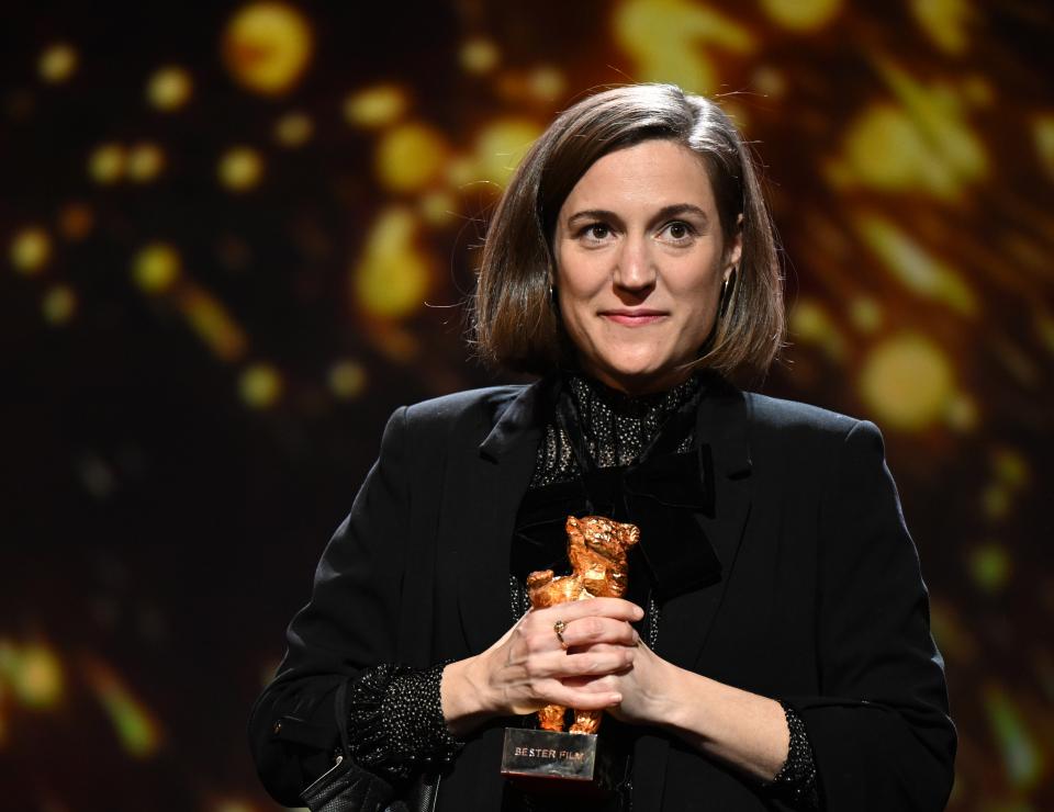 Regisseurin Carla Simon mit dem Goldenen Bären für den Besten Film für "Alcarras" bei der Preisverleihung der Berlinale 2022 im Berlinale-Palast