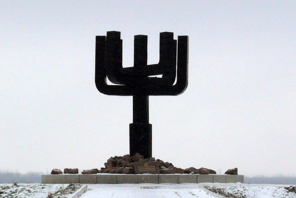 Siebenarmige Menora als Denkmal für die Opfer in Drobyzkyj Jar bei Charkiw