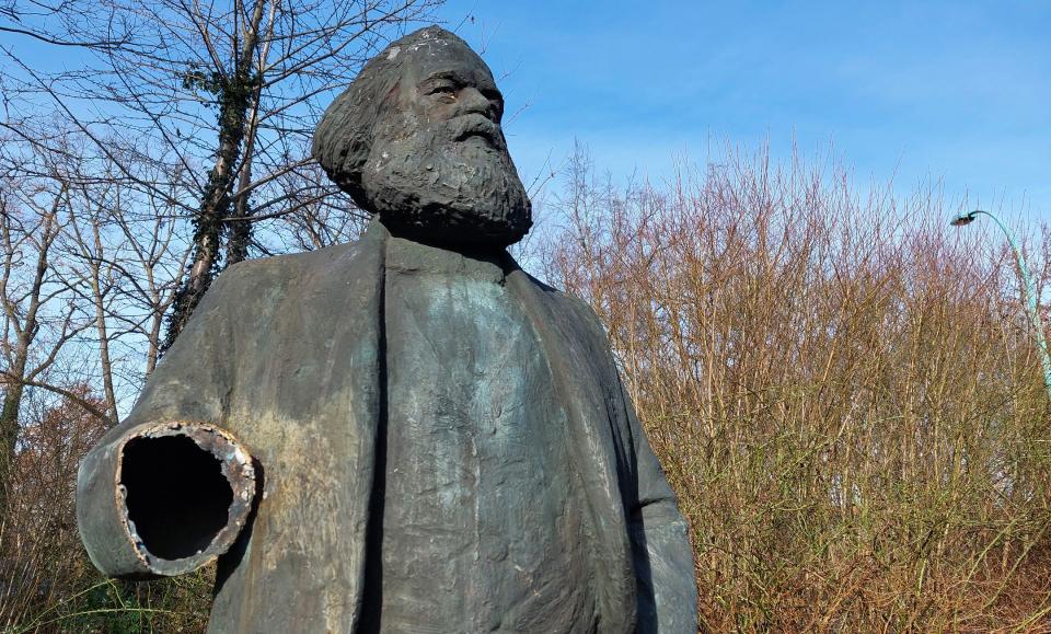 Unbekannte haben Mitte Februar das Denkmal des Gesellschaftstheoretikers Karl Marx (1818-1883) in Neubrandenburg schwer beschädigt