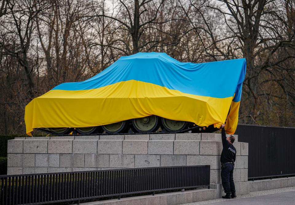 Polizeibeamte entfernen die Flagge der Ukraine von einem historischen Panzer am Sowjetischen Ehrenmal an der Straße des 17. Juni in Berlin
