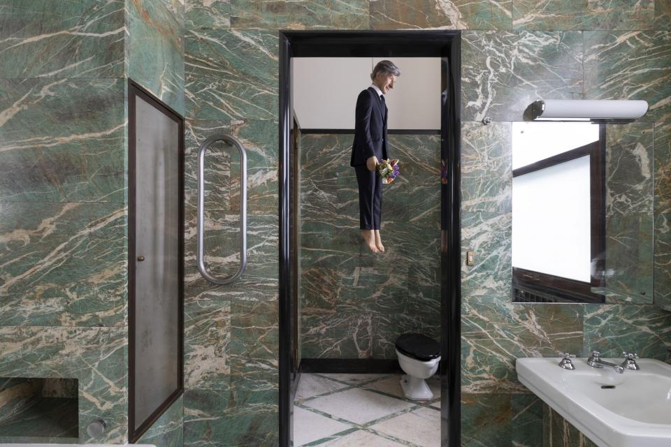 Installationsansicht Maurizio Cattelan "YOU" in der Galerie MASSIMODECARLO, Mailand