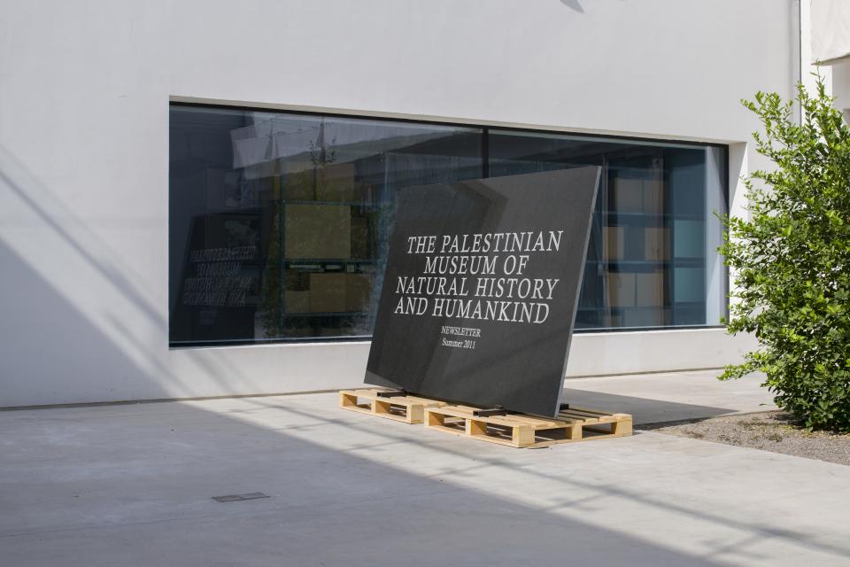Khalil Rabah "Act I: Carving", 2012. Aus "In this issue: statement concerning the institutional history of the museum", 2011–2012