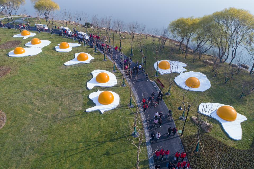 Henk Hofstra "Kissing Eggs", Wuhan, 2017