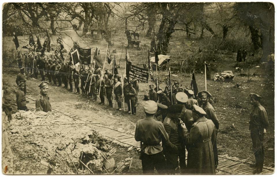 Russische Soldaten mit Bannern für die Februarrevolution – darunter ein "Schwarzes Quadrat" á la Malewitsch, um 1917