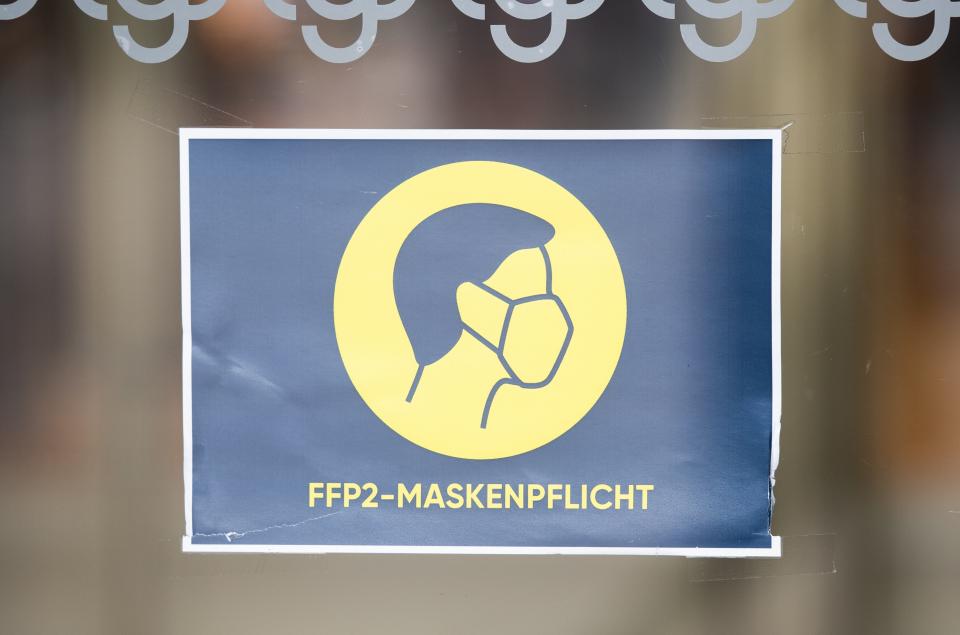 Schild mit der Aufschrift "FFP2-Maskenpflicht"