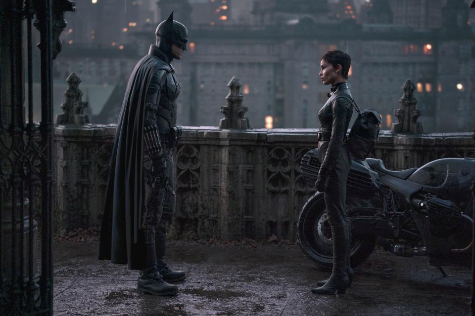 Robert Pattinson (l) als Bruce Wayne alias Batman und Zoe Kravitz als Selina Kyle in einer Szene des Films "The Batman"