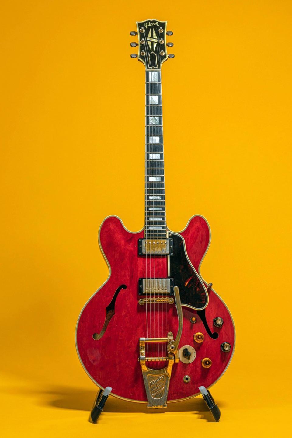 Die rote Gitarre ES-355 des ehemaligen Lead-Gitarristen der Britpopband Oasis, Noel Gallagher