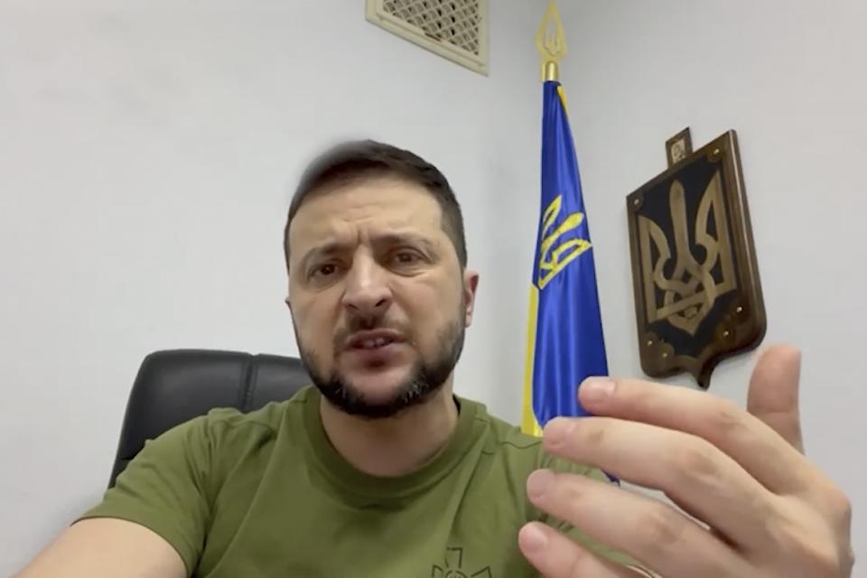 Dieses vom Pressebüro des ukrainischen Präsidenten zur Verfügung gestellte Standbild zeigt Wolodymyr Selenskyj während einer Videobotschaft am Donnerstag