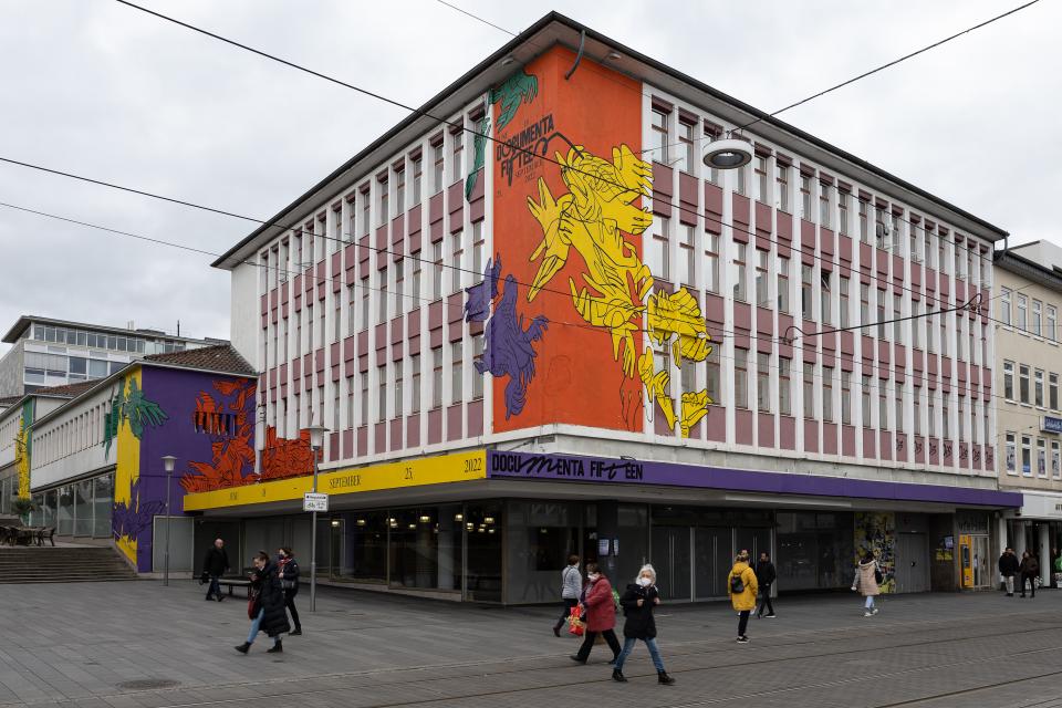 Blick auf das Logo der documenta fifteen am ruruHaus in der Kassler Innenstadt