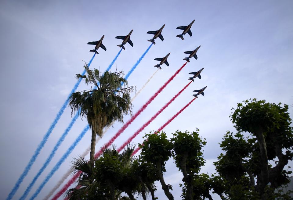 Die Kunstflugstaffel der französischen Luftwaffe fliegt über das Festspielhaus Cannes während der Premiere des Films "Top Gun: Maverick"