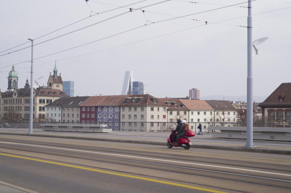 Basel, eine modern-kühle, autogerechte Messestadt, wo Autobahnauffahrten den Blick auf Pharmakonzernzentralen freigeben. Doch die Schweizer Metropole hat auch eine andere Seite