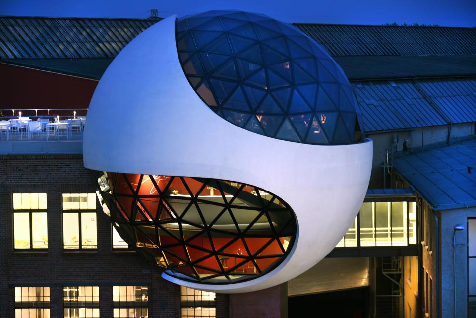 "Niemeyer Sphere" auf dem Betriebsgelände des Kranbauers Kirow in Leipzig
