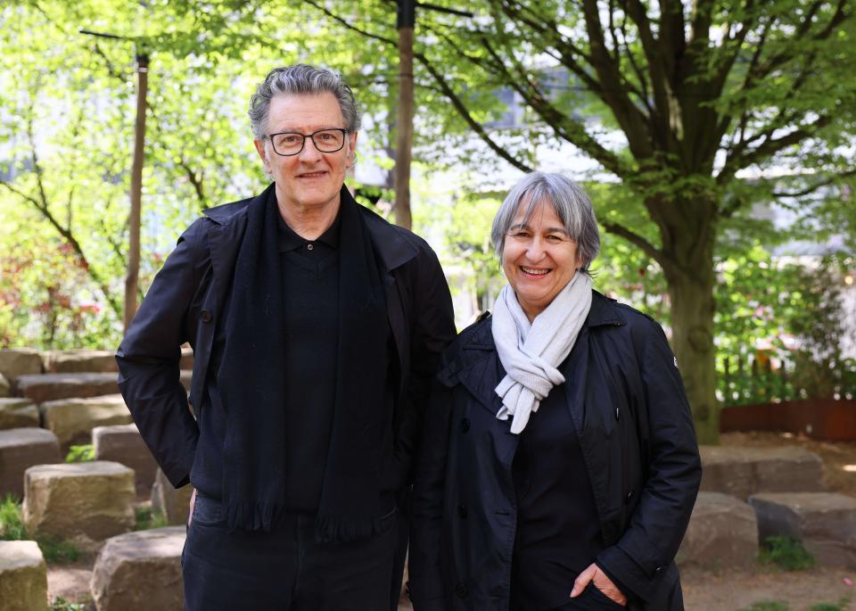 Anne Lacaton und Jean-Philippe Vassal bei einem Rundgang durch die Kulturfabrik Kampnagel