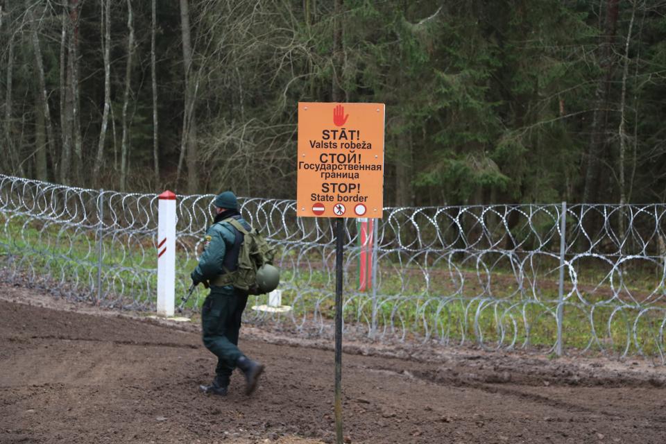 "Halt - Staatsgrenze" steht in drei Sprachen an der lettischen Grenze zu Belarus