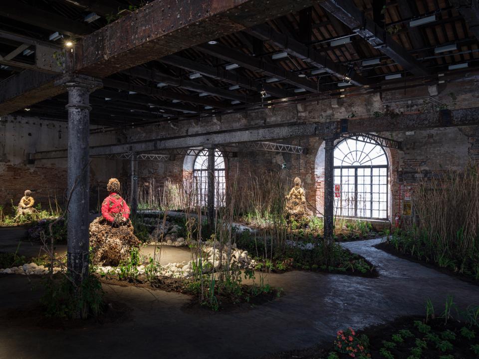 Bitter-süß: In einer Landschaft aus Bächen und Zucker­rohr – Symbol für Plantagenwirtschaft und Sklaverei – erheben sich die Skulpturen von Precious Okoyomon. Installationsansicht Venedig-Biennale 2022 