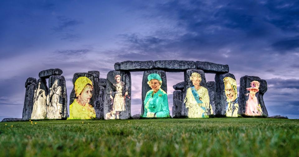 Auf den Steinkreis Stonehenge im Englischen Wiltshire wurden Bilder von Königin Elizabeth II. projiziert