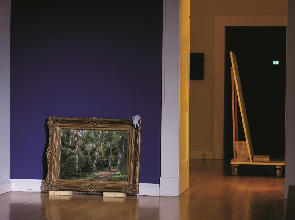 Gemälde von Max Liebermann an eine lila Wand gelehnt