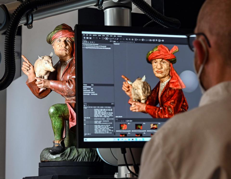 Im Badischen Landesmuseum wird die spätmittelalterliche Holzskulptur "Gabenbringer mit Ferkel" in 3D gescannt