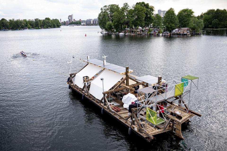 Das Schiff des Documenta-Projekts "Citizenship" wird vom Ruder-Club Tegelort über die Havel gezogen