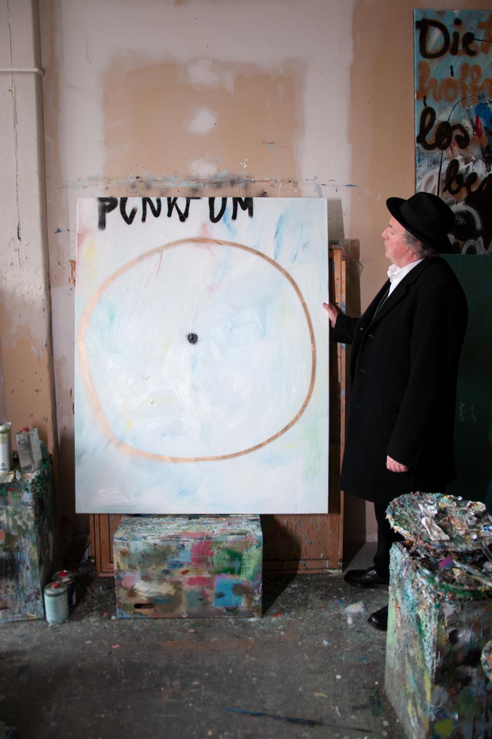 Osmar Osten in seinem Atelier mit seinem Werk "Punkt um", 2018