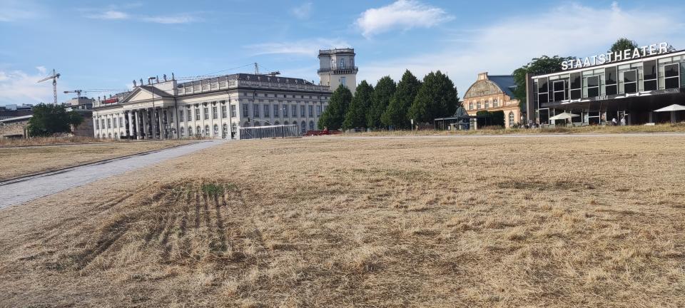 Kassel, Friedrichsplatz: Abdrücke des Gerüsts, an dem das Banner von Taring Padi hing, das wegen antisemitischer Motive entfernt wurde