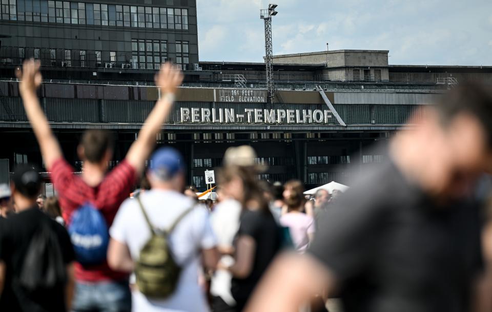 Besucher im Juni 2022 beim Musikfestival Tempelhof Sounds auf dem Gelände des ehemaligen Berliner Flughafens Tempelhof