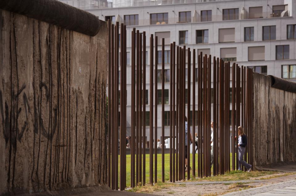 Steelen an der ehemaligen Grenzmauer auf dem Gelände der Gedenkstätte Berliner Mauer Bernauer Straße