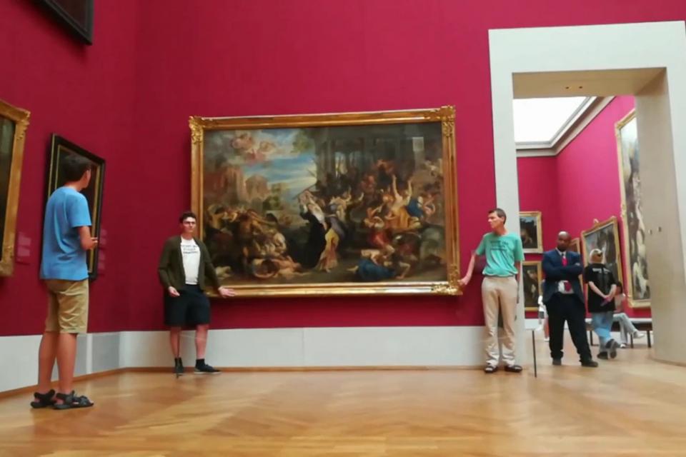 Klimaaktivisten der Bewegung "Letzte Generation" kleben sich in der Alten Pinak0thek in München an den Bilderrahmen von Peter Paul Rubens "Der bethlehemitische Kindermord"Foto: Letzte 