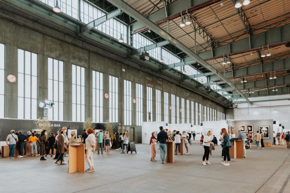 Positions Berlin Art Fair im ehemaligen Flughafen Tempelhof 