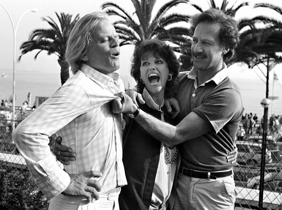 Die Schauspieler Klaus Kinski (l-r), Claudia Cardinale und der deutsche Regisseur Werner Herzog stehen 1982 bei den Filmfestspielen von Cannes bei der Präsentation des deutschen Beitrags "Fitzcarraldo" zusammen