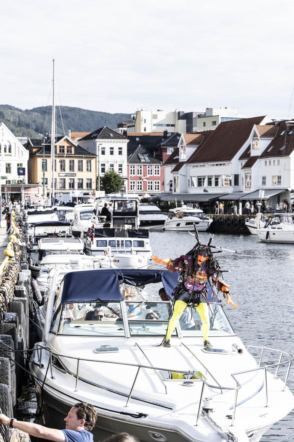 Wenn Narration lebendig wird: Das vom Künstler JP Raether gefütterte Schwarmwesen ist auf ein Boot im Hafen von Bergen gesprungen