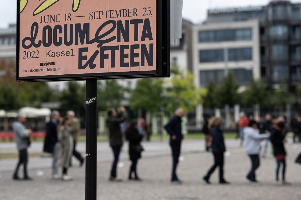 Documenta-Schild auf dem Friedrichsplatz in Kassel