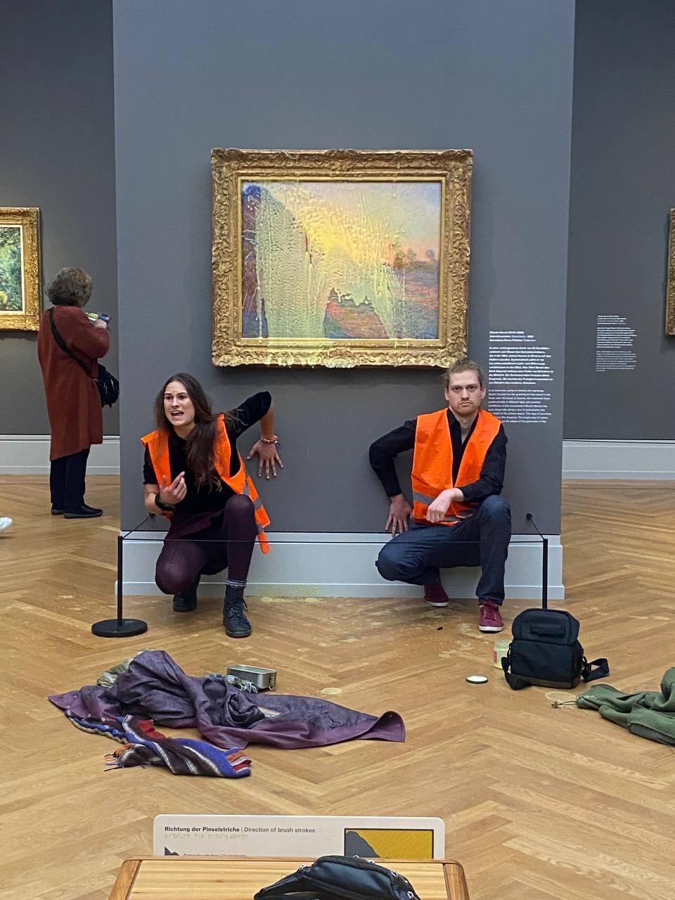 Mitglieder der Protestgruppe "Letzte Generation" nachdem sie das Gemälde "Getreideschober" (1890) von Claude Monet im Potsdamer Museum Barberini mit Kartoffelbrei beworfen haben