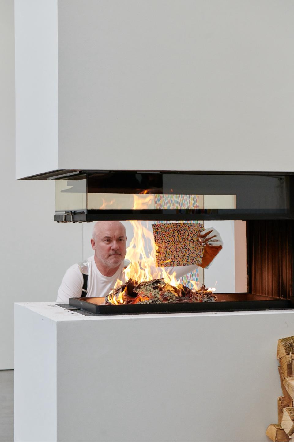 Damien Hirst bei seinem "Burning Event" in der Londoner Newport Street Gallery 