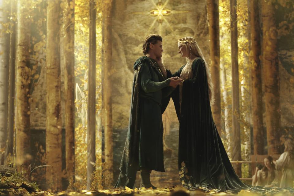 Robert Aramayo (links, als Elrond) und Morfydd Clark (als Galadriel) in einer Szene aus "Der Herr der Ringe - Die Ringe der Macht"