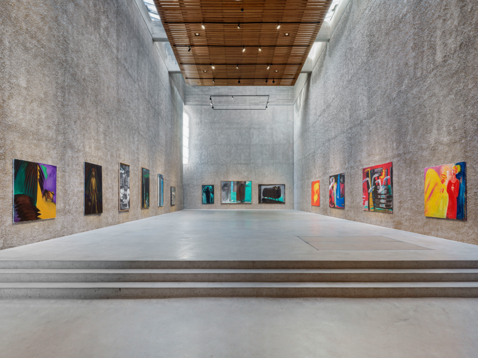Ein Blick in die Halle der Galerie König während der Ausstellung "Myths" von Karl Horst Hödicke