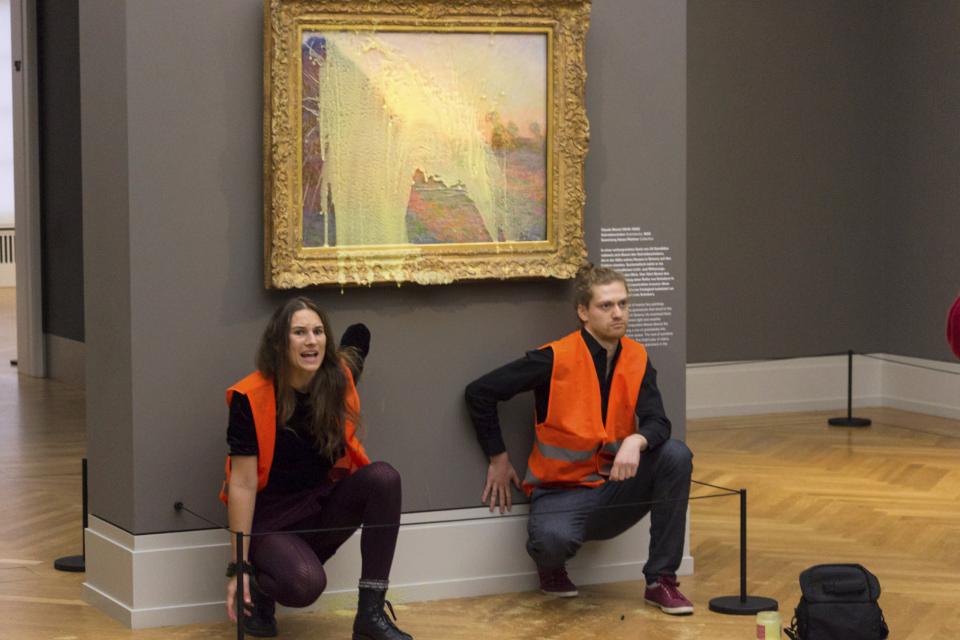 Klimaaktivisten der Klimaschutz-Protestgruppe "Letzte Generation", nachdem sie das Gemälde "Getreideschober" (1890) von Claude Monet im Potsdamer Museum Barberini mit Kartoffelbrei beworfen haben