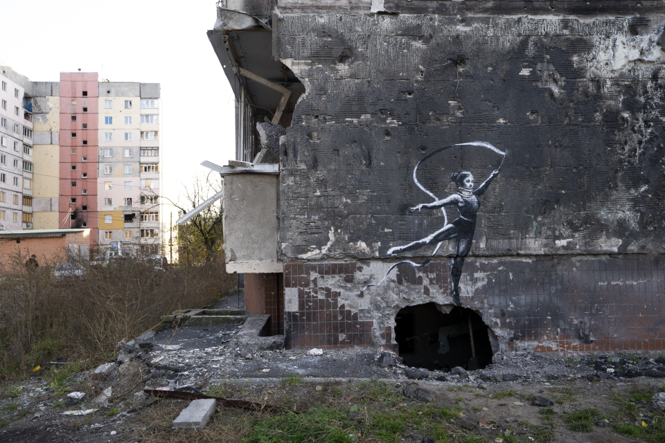 Das Foto, das der Streetart-Künstler Banksy auf seinem Instagram-Kanal veröffentlicht hat, zeigt ein kriegszerstörtes Haus. Auf der grauen Wand des Gebäudes ist eine Person zu sehen, die über einem Loch als Ballerina tanzt