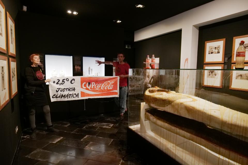 Klimaaktivisten haben sich im Ägyptischen Museum von Barcelona an Ausstellungsobjekten festgeklebt und entrollten ein Transparent