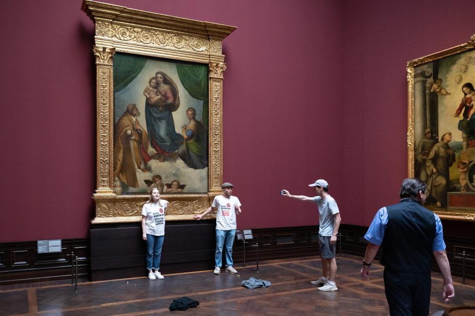 Zwei Umweltaktivisten der Gruppe "Letzte Generation" haben sich in der Gemäldegalerie Alte Meister an dem Gemälde "Sixtinische Madonna" von Raffael
